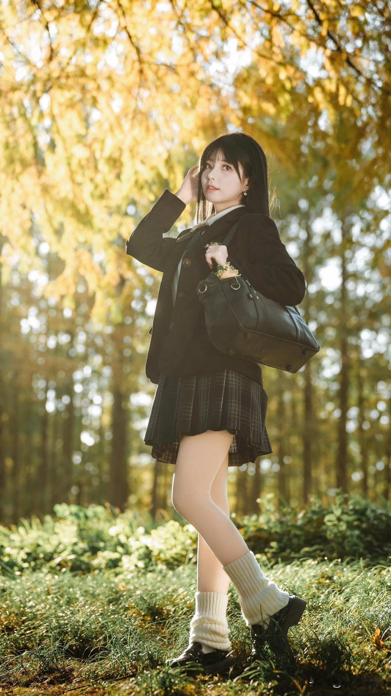秋日森林中的少女，校园风满🈵，阳光洒落，温暖如画。