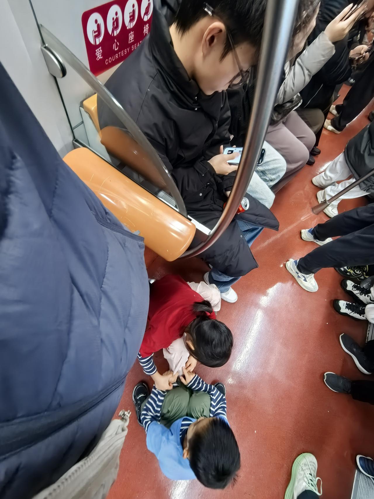 首善之区的北京，地铁上设置了爱心座位，本来这些座位是给需要扶助的人准备的，但总有