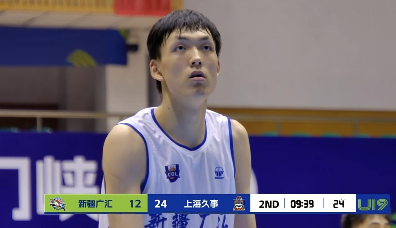 打球太软，新疆U19内线新星刘星辰，遭方教练急斥。在今天的新疆U19男篮，与上海