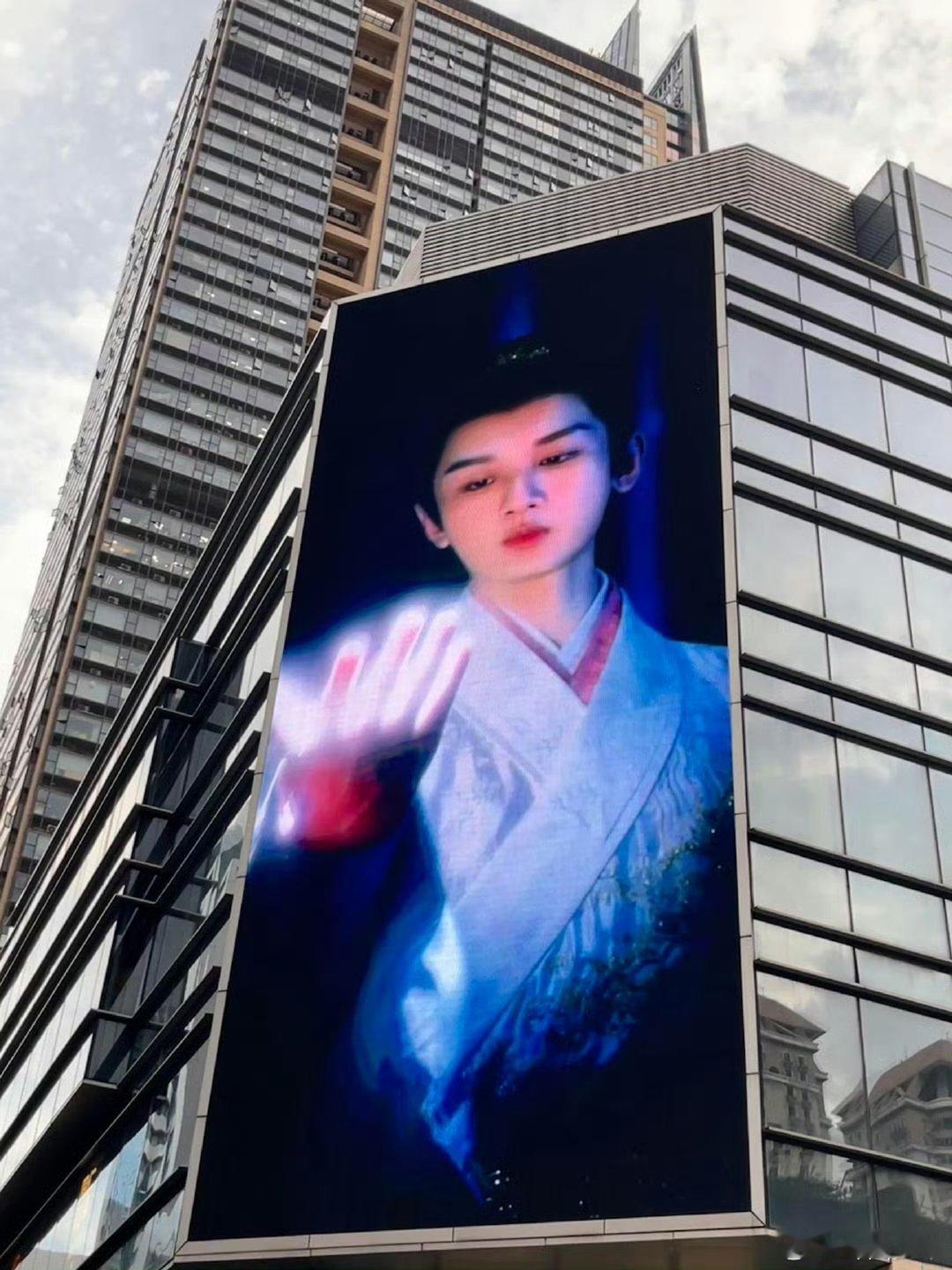 成毅生日痛城太酷啦成毅生日痛城声势浩大的线下应援场面氛围感拉满，超强人气无可替代