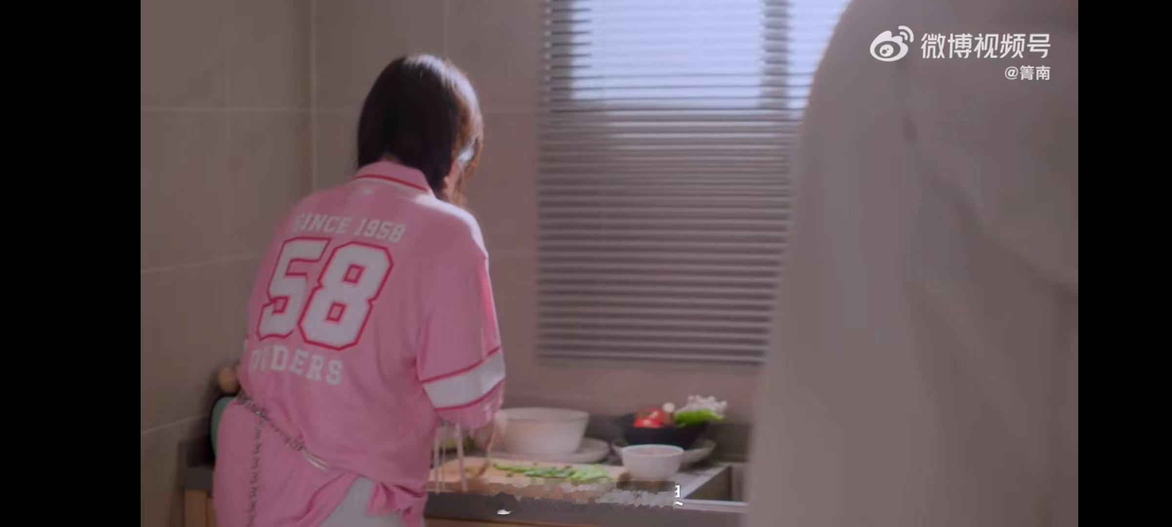 卫枝画艺满级厨艺留级漫画里的浪漫，卫枝信手拈来；厨房里的“惊喜”，却总是让人措手