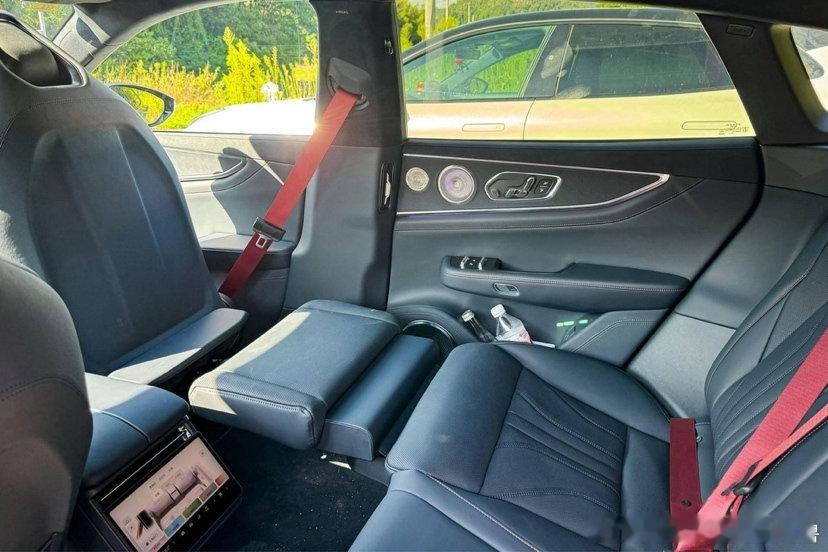 突然降温的周末，带孩子去上兴趣班成了难题。出门前十分钟，我在家用手机APP远程开