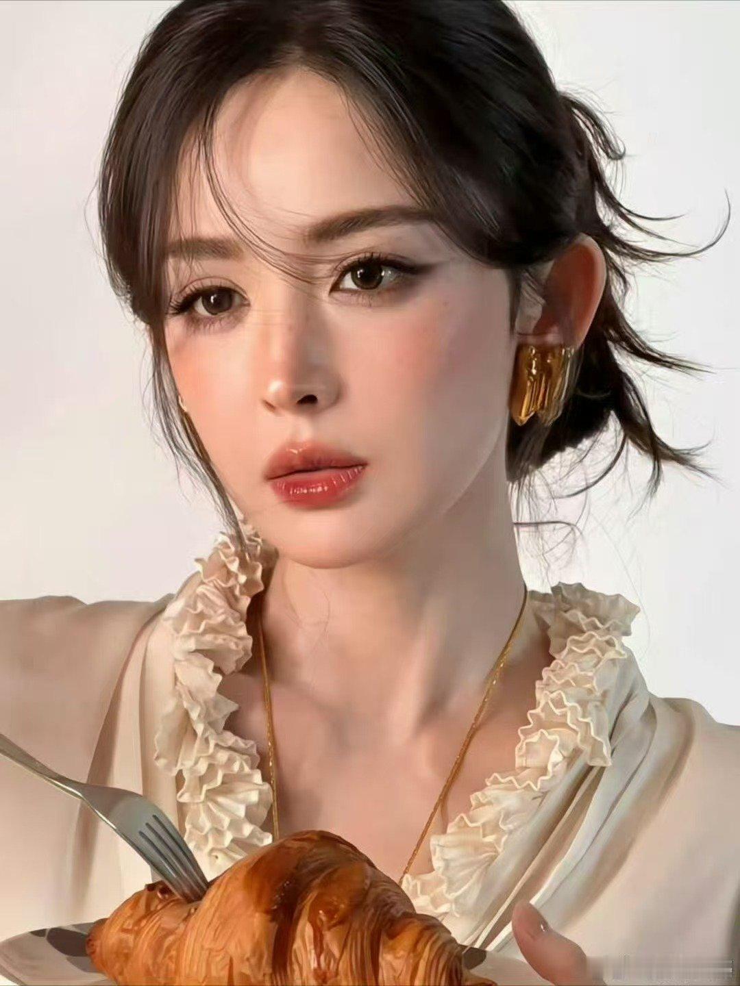 李佳琦也没逃过娜扎的古娜之夹李佳琦也没逃过娜扎的古娜之夹，上一秒淡定下一秒破防，