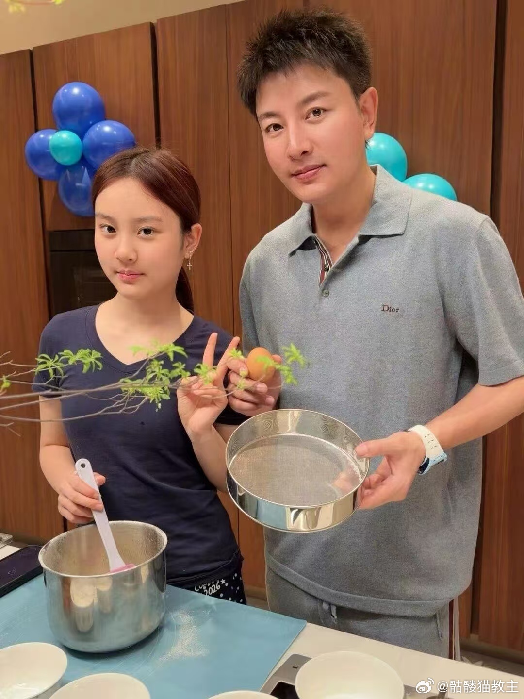 贾乃亮小腹纹身贾乃亮腹部的纹身大批量复制粘贴的同款评论刷屏，营造出谣言属实的假象