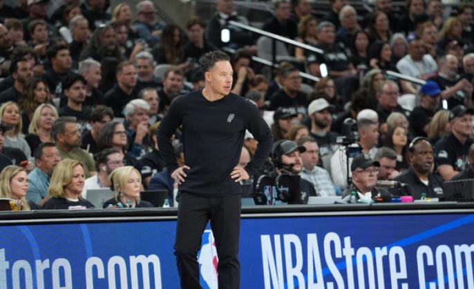 NBA西部决赛，马刺对阵雷霆第一场比赛，第三节比赛一开始，就出现了奇葩的一幕。