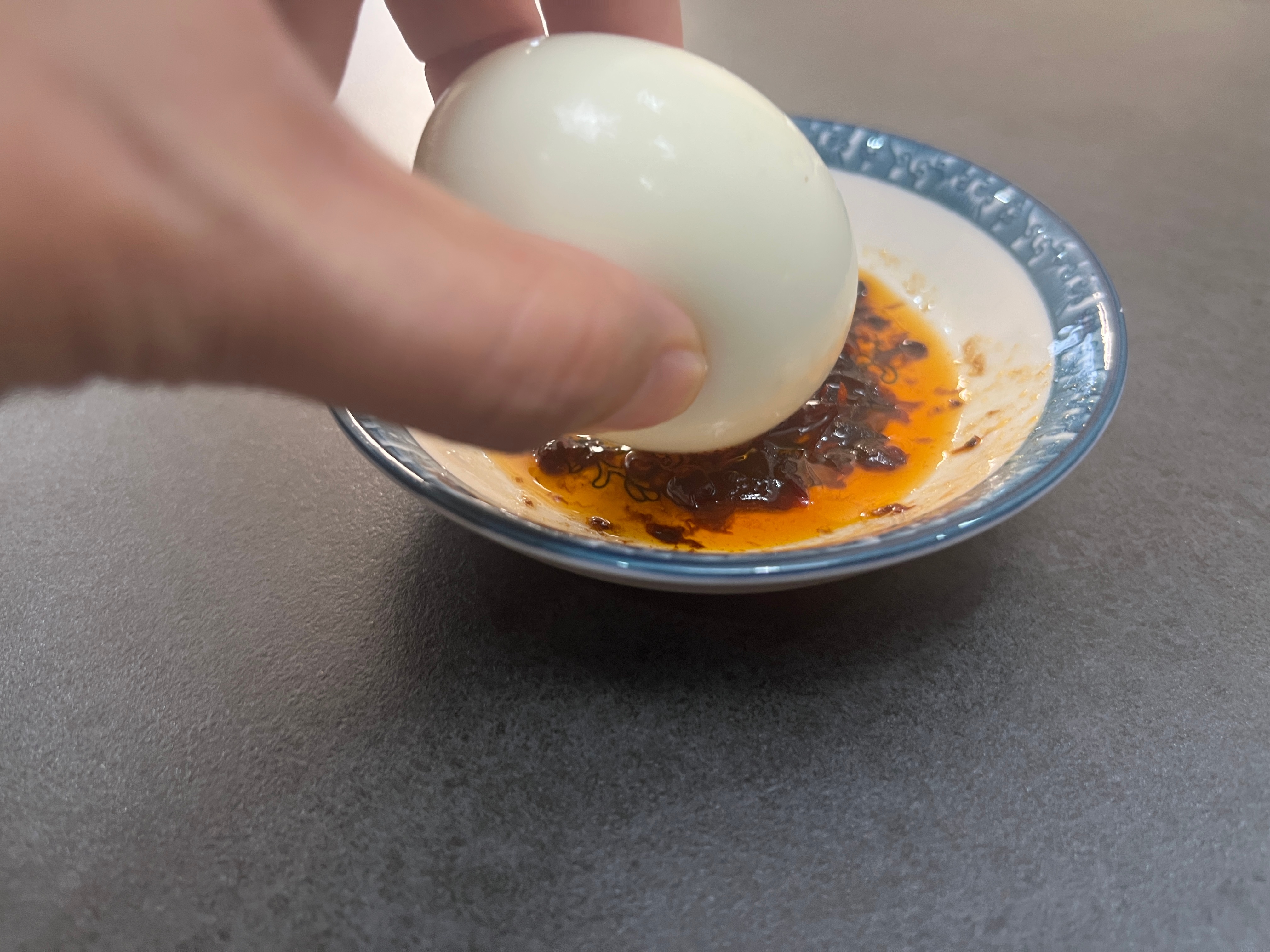 给自己调了辣酱没有主食拿两个蛋凑合一下 