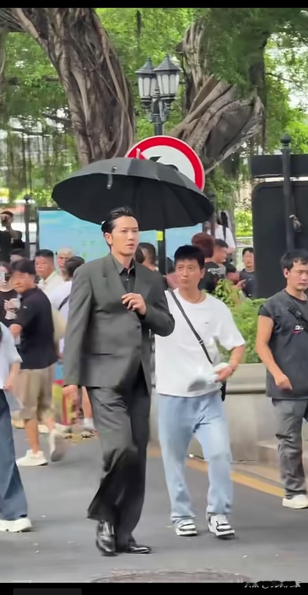修长挺拔，风度翩翩，气场十足，
影视新星彭冠英真是帅哥天花板。
他这气质和风度高