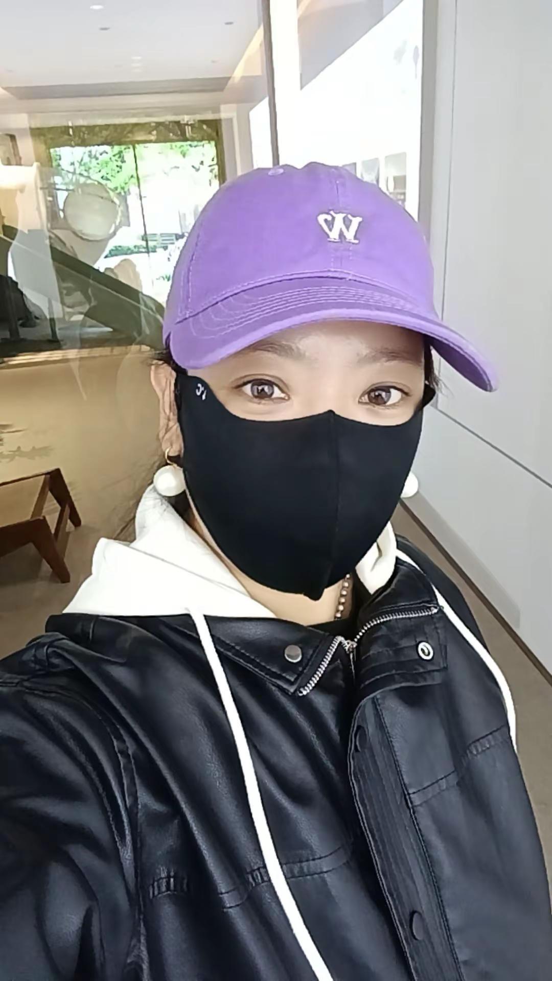 别问姐姐多少岁，风韵犹存叫宝贝