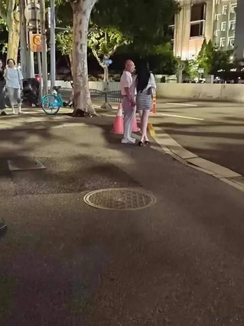 好白菜都让猪拱了？
但我坚信这是爱情，我小姐妹今年22岁，交了五任男朋友，都是标