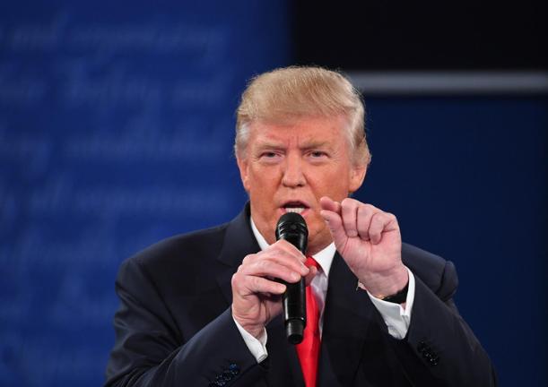 特朗普又不是美国永久的总统，说难听点，他只要下台，立马啥也不是。他现在再狂，也躲