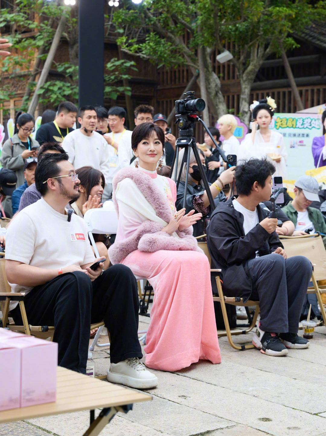 73岁的赵雅芝
穿着一身粉色亮相活动现场
你们觉得她的穿搭好看吗

我觉得很好看