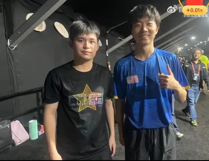 美国队教练发文，说自己的队员Victor与这么多冠军拍照了[吃瓜群众]!
确实，