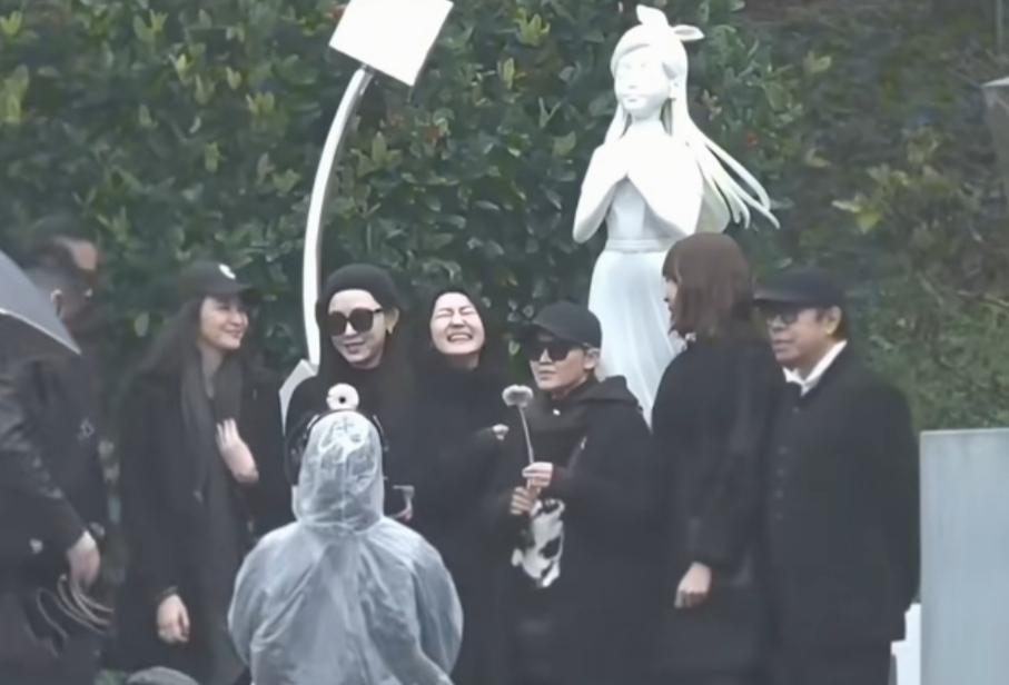 大S雕像揭幕的日子，电影频道挺给面子，播了一部电影《百万巨鳄》，闲着无聊，把电影