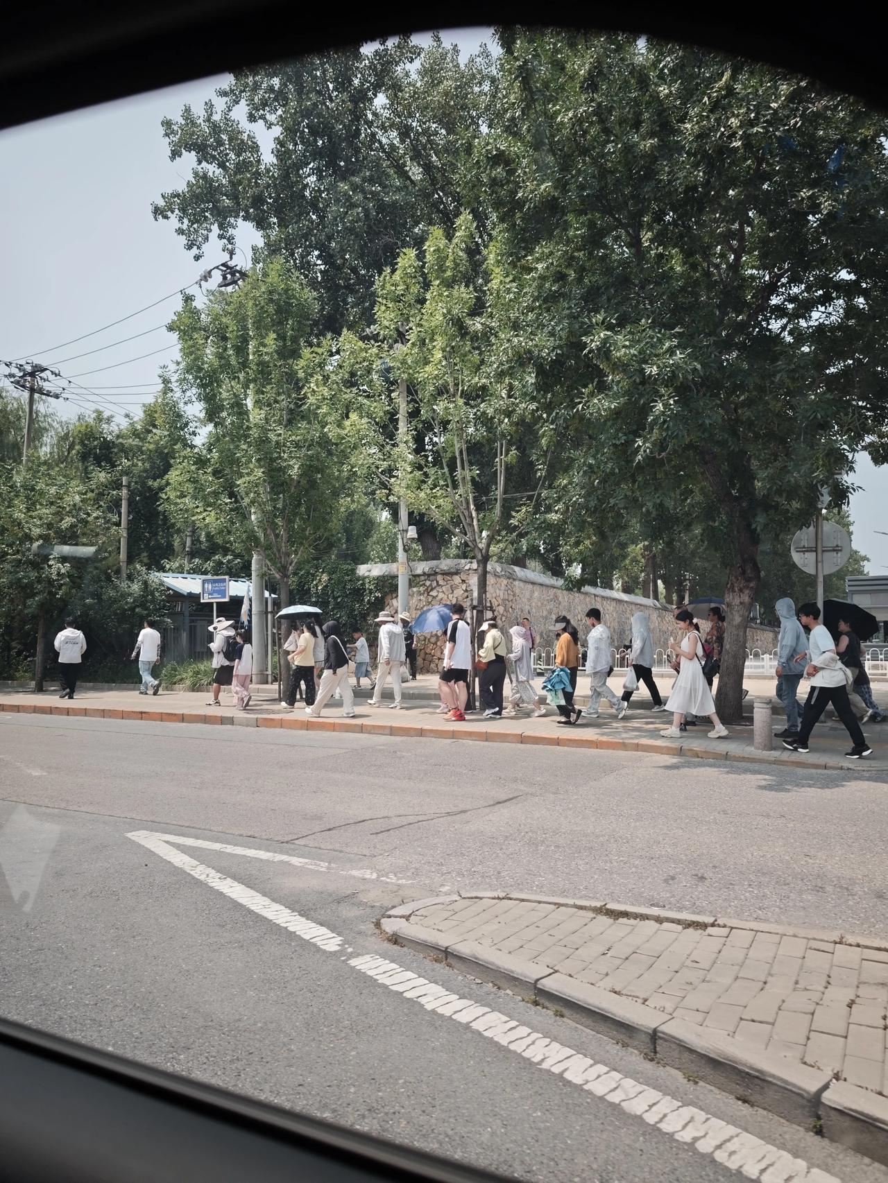 全中国，在旅游方面最不担心没有游客的，大概就是北京了。
夏天的北京，高温不输南方