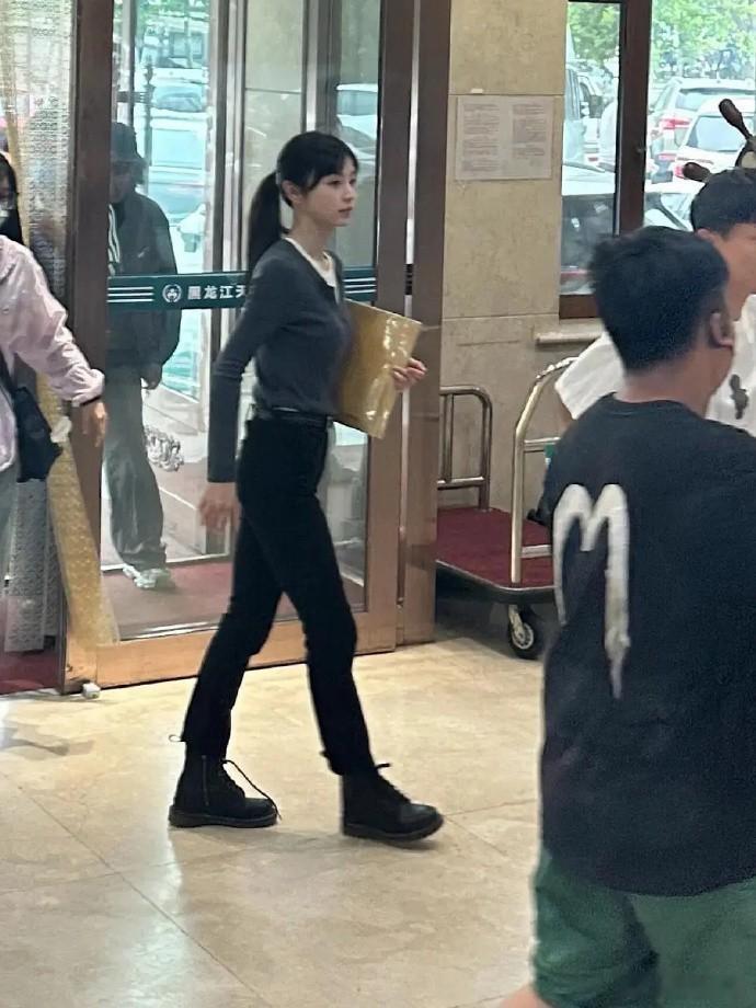 为何显得这般僵硬？ 
