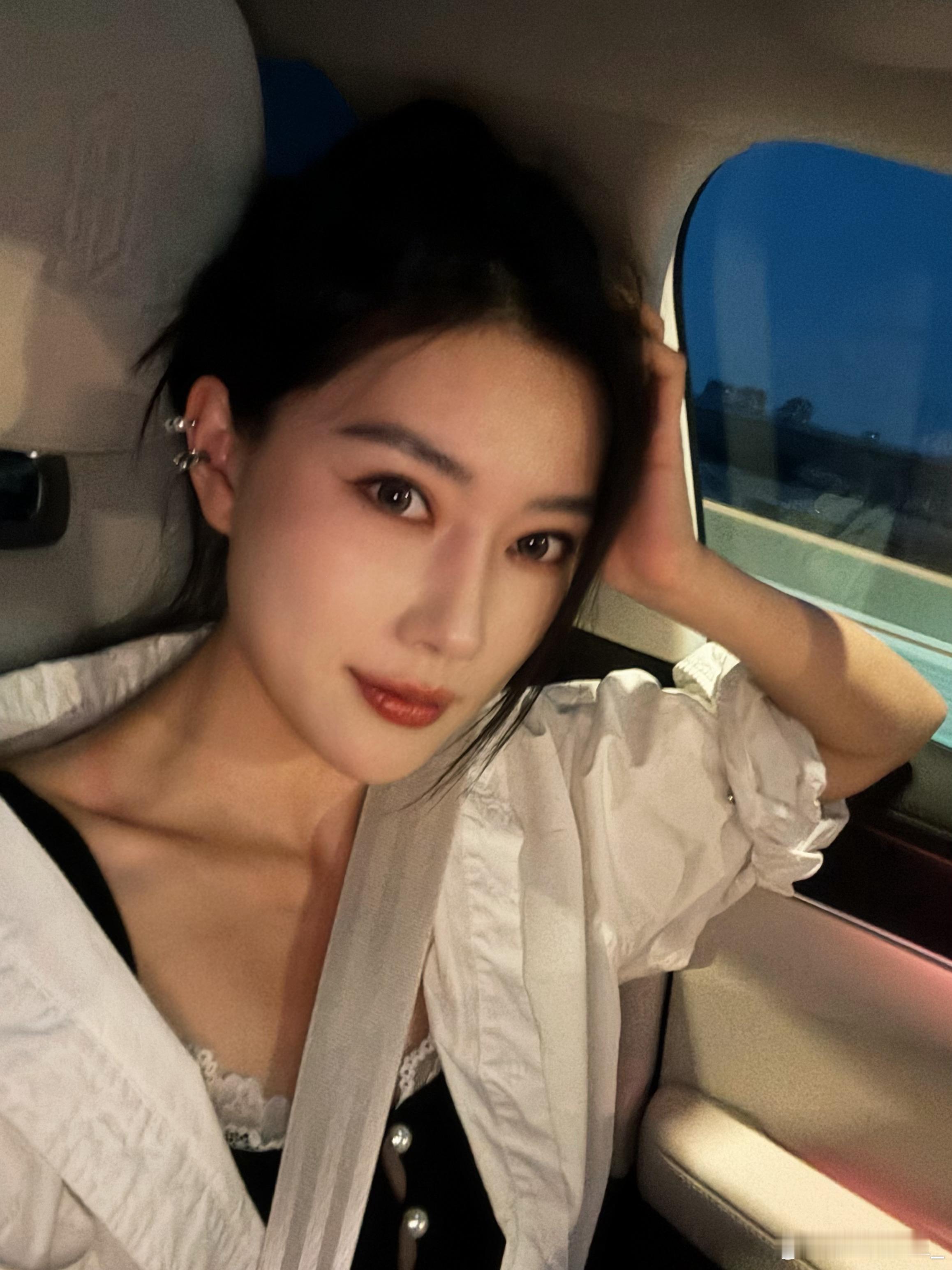 mia的plog时刻 今天把头发梳起来正在美滋滋工具人居然说这发型显老你们说他懂