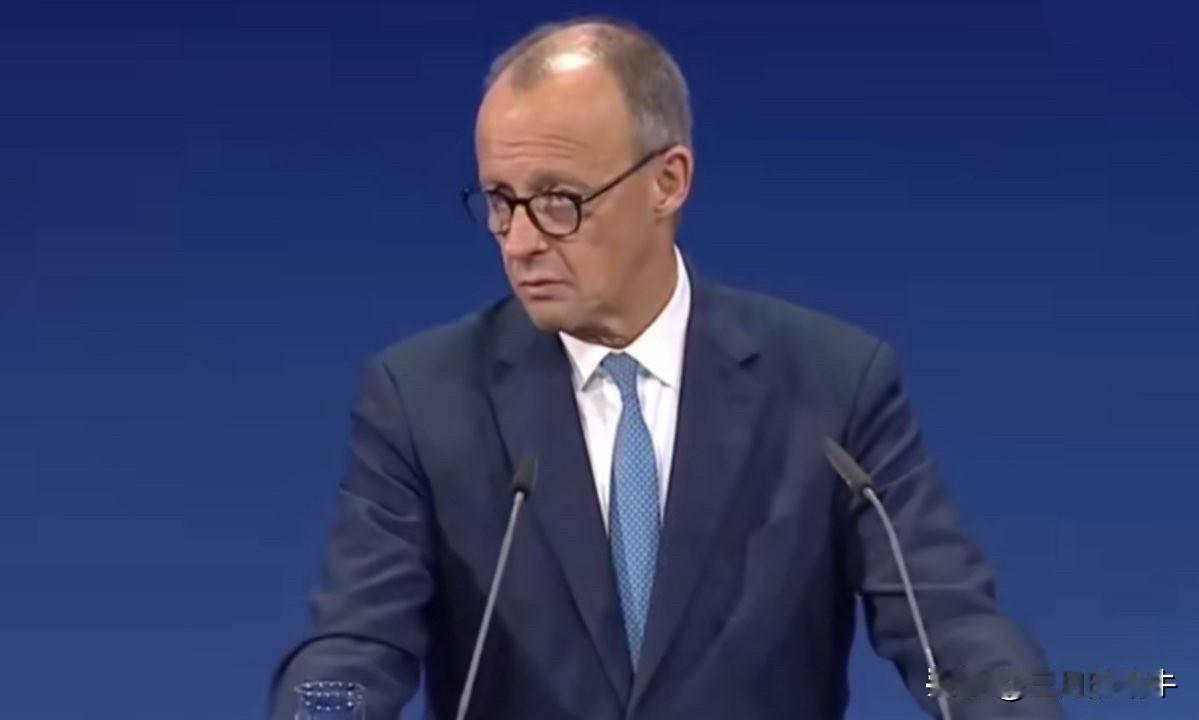 德国终于回过神了！德国总理默茨要求泽连斯基，阻止年轻人离开乌克兰，他认为乌克兰更