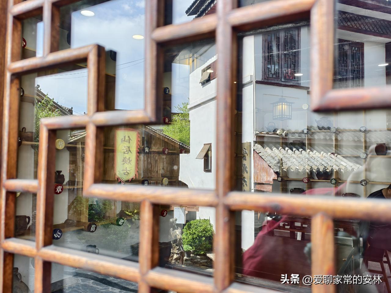到紫阳焕古镇游玩，这个窗格子很是有趣，瞧瞧玻璃上映出的古镇，有一种魔幻般的感觉，