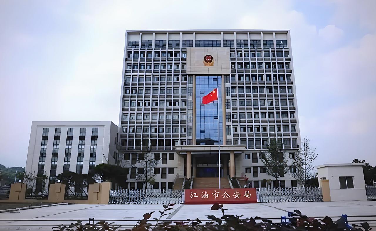 还有人记得那位在汶川地震中感动全国人民的蒋晓娟吗？她现在担任四川省江油市公安局副