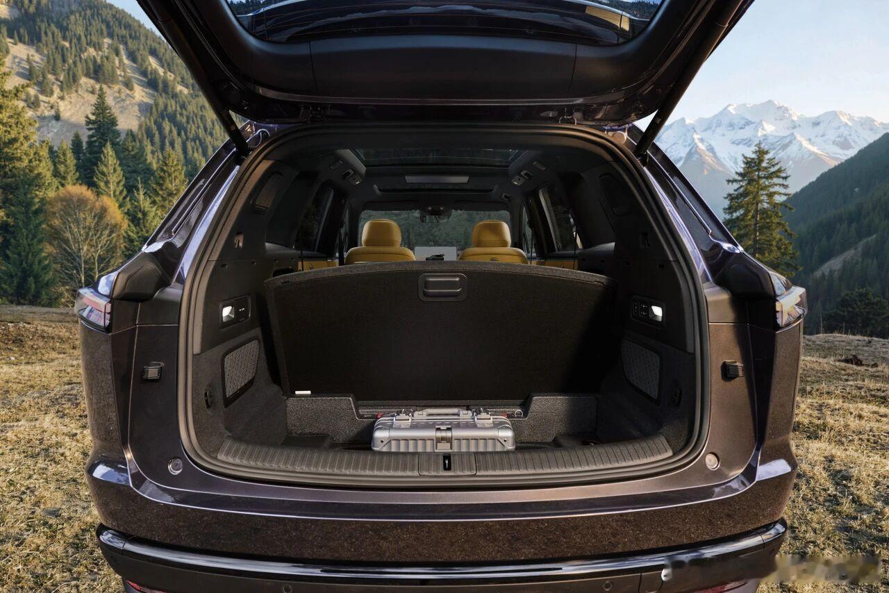 乐道汽车官号今天发了乐道 L80 的前后备箱储物空间我其实觉得都不应该叫前后备箱