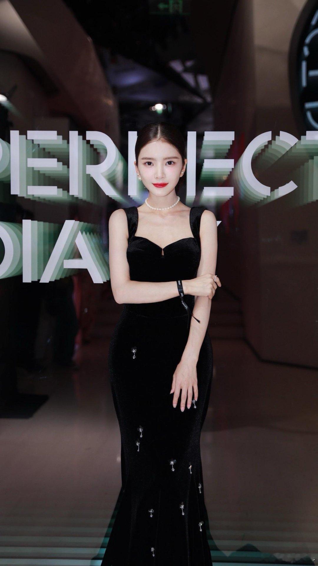 #王灿 不是名媛没报过班# 不是名媛，没报过班！ ​​​