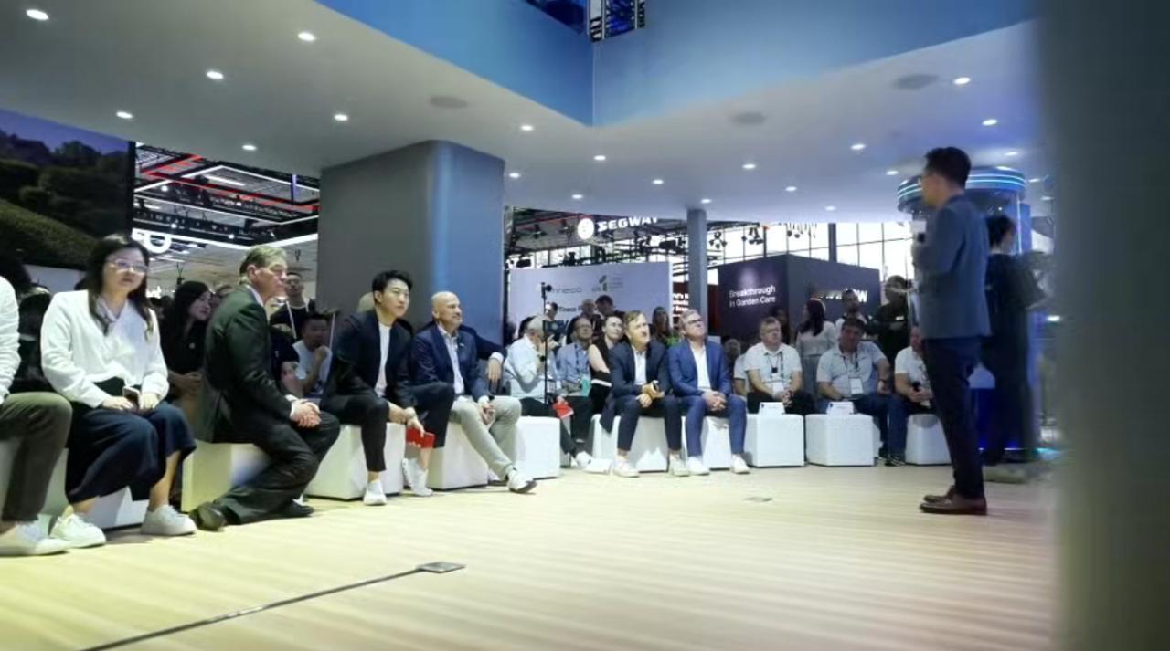 福布斯报告里提到一个细节，说科沃斯的海外收入占比在2026年第二季度首次超过了国
