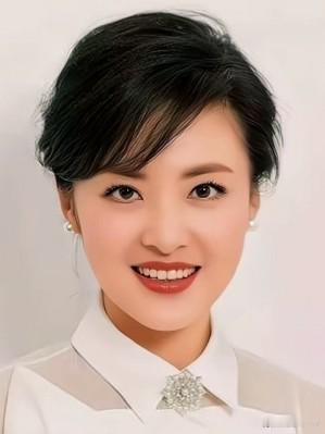 央视四大美女主持人：董卿知性优雅，腹有诗书气自华；周涛端庄大气，国泰民安脸；李思
