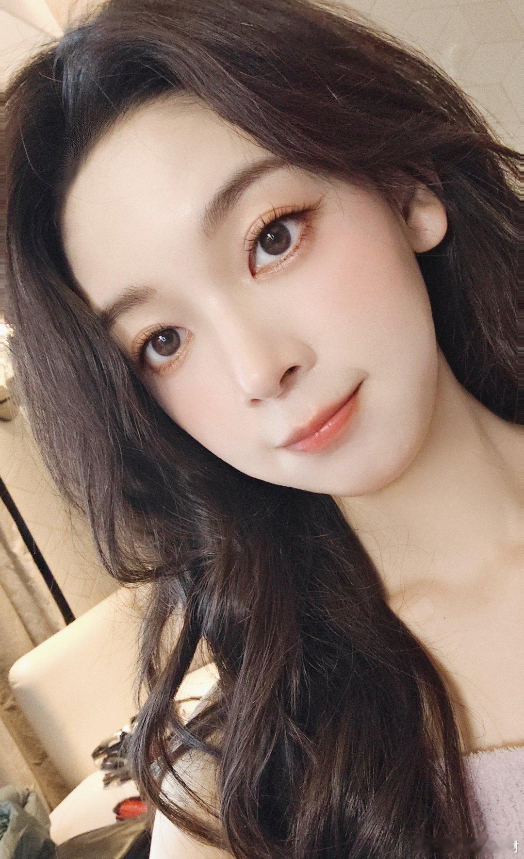 陈瑶分享了一组自拍图～“您的好友上传了几张照片” 