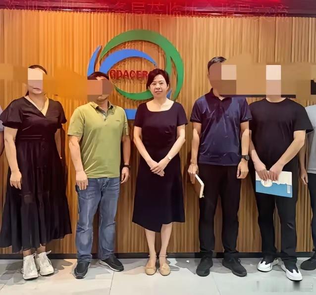 永州女局长 这是周女士去广东交流调研工作，看起来衣着得体，朴实无华，是个好女人！