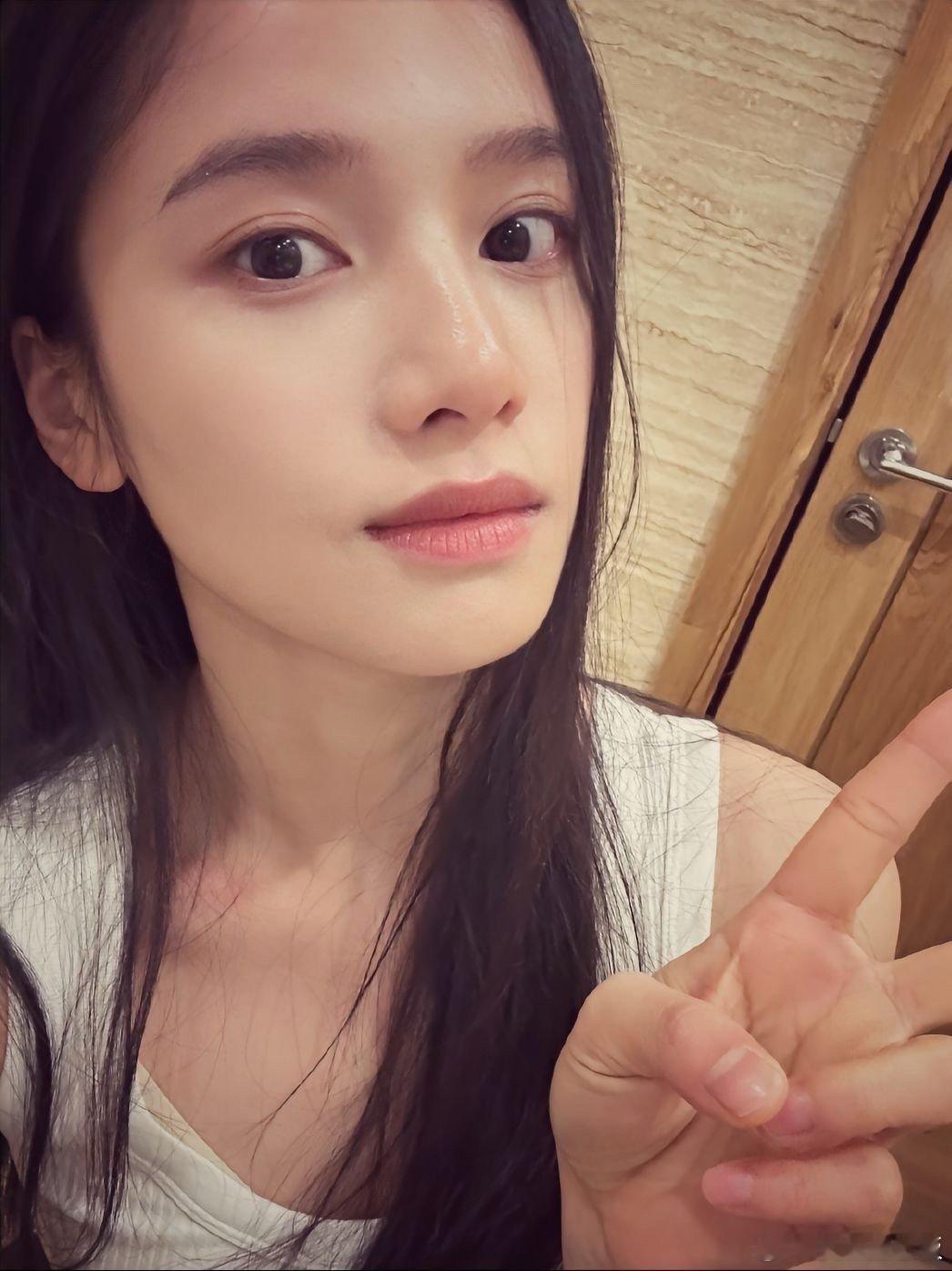张婧仪[超话]   我在她打火机与公主裙这个电视剧的时候并没有get到她的特别，