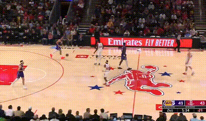 火箭刚过半场就夹击，想利用中线形成三重围堵湖人vs火箭