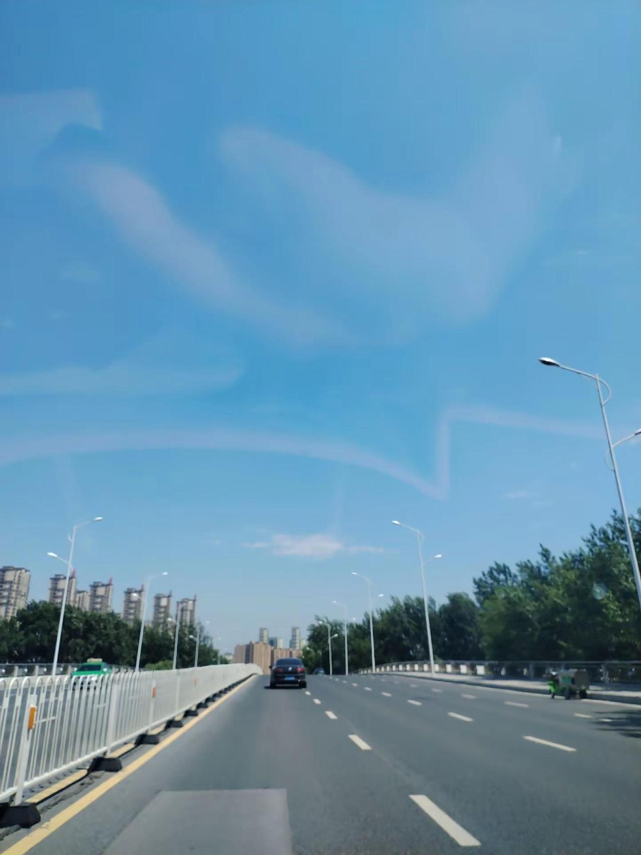   物随心转，境由心造。世界就像一面镜子，你皱眉，它便阴云密布，你微笑，它便阳光