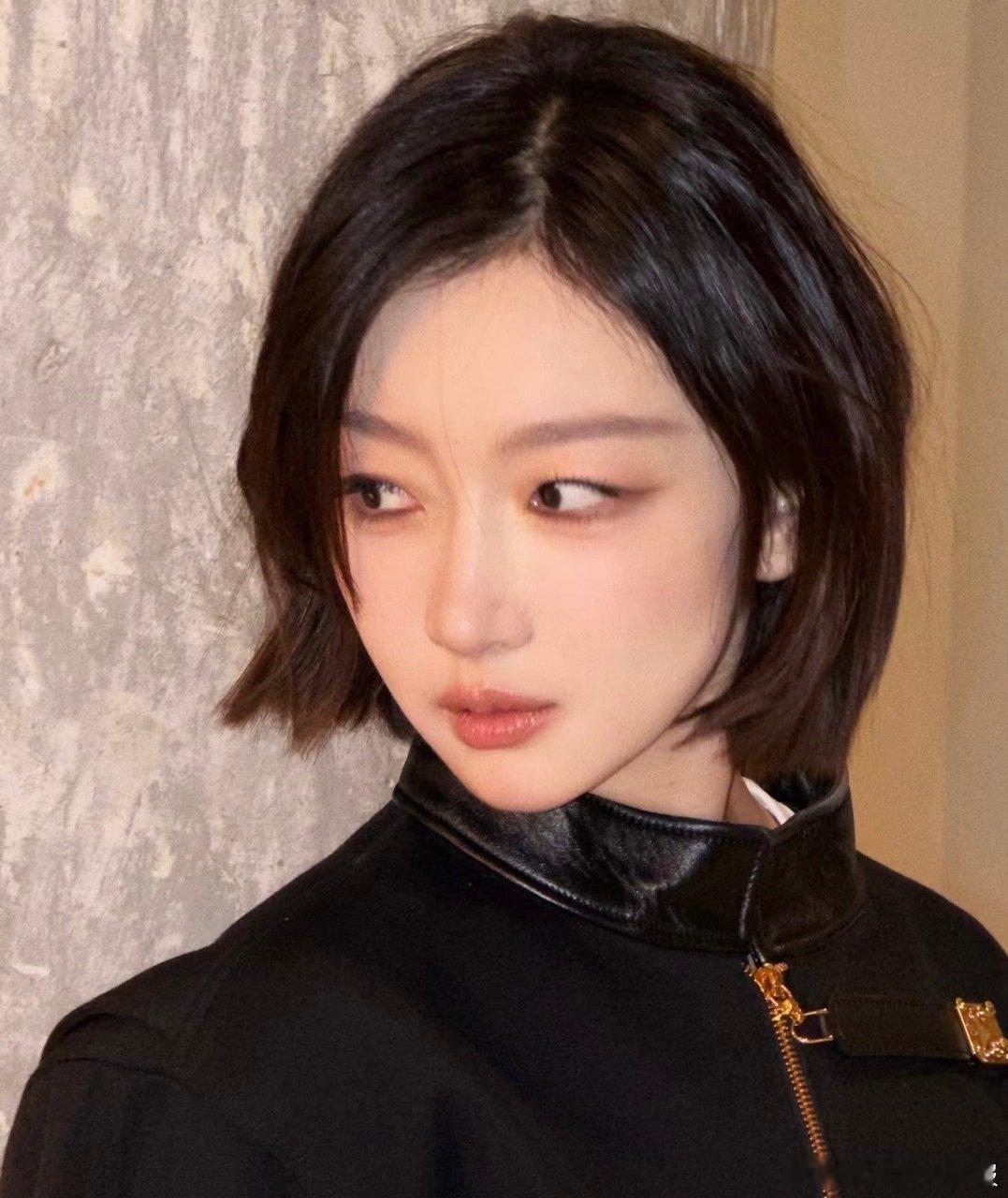 周冬雨 高叶脑周五晚高疯山楂树时期就结缘的周冬雨高叶，一整个多年姐妹情拉满，早期