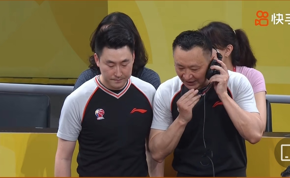 闫军老师又开始看回放了哈哈，闫军配广厦cba广厦男篮vs山西男篮CBA