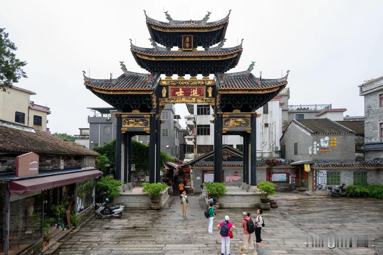 【诗图】佛山逢简水乡

碧水漾流光，幽居枕水凉。
桨声喧浅岸，疑是小周庄。

 