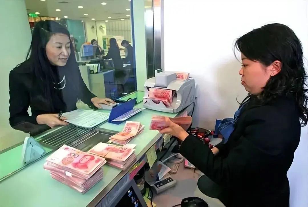 上海，大妈拿着两张28年前的定期存款单，去银行取钱，却被告知存单时间太长了，找不