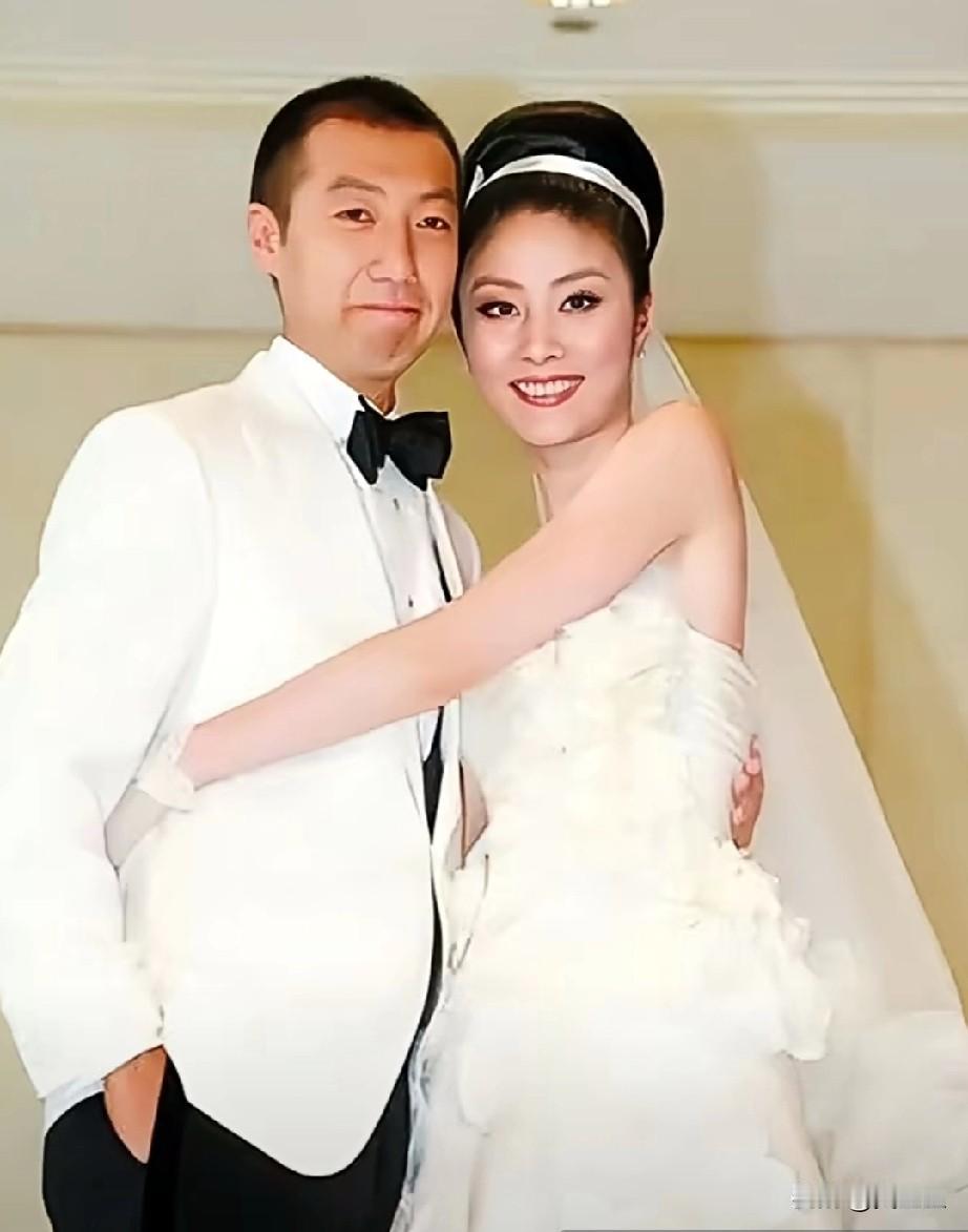 哇，
陈慧琳老公原来是富豪啊，
但长得不什么样？

陈慧琳与富商丈夫刘建浩
在纽