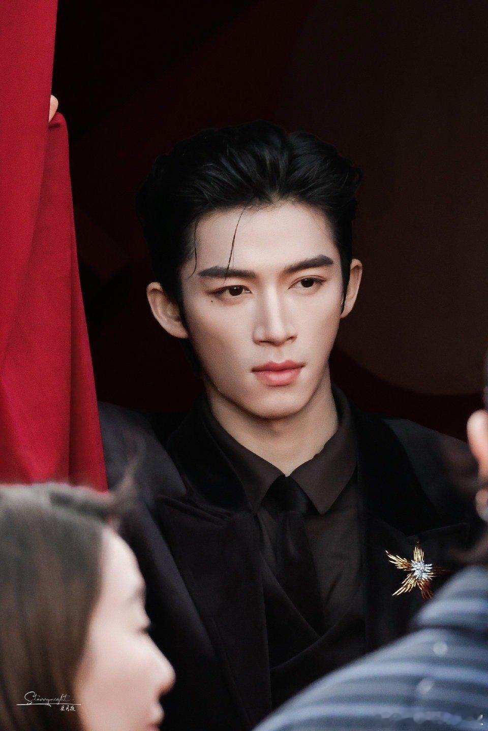 王星越最新活动造型，这剑目眉心的，怪不得能当明星 