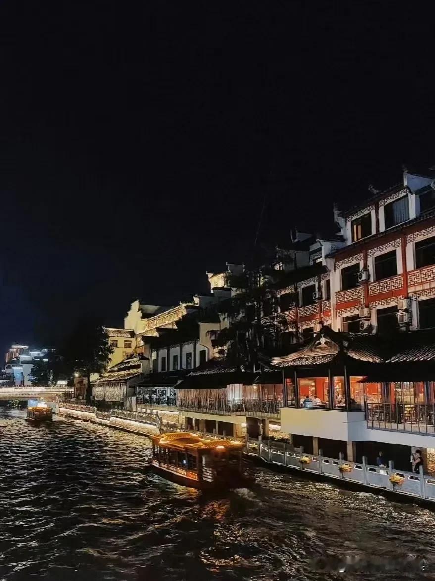 夜泊秦淮近酒家

南京真是常看常新

明明十几年间去过无数次

再看还觉得又有新