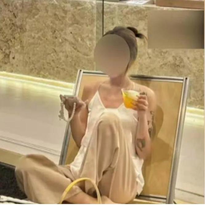 一位二十五岁的小伙子和一位三十二岁的女老板因为八十八万的彩礼而分手了，而且有人觉