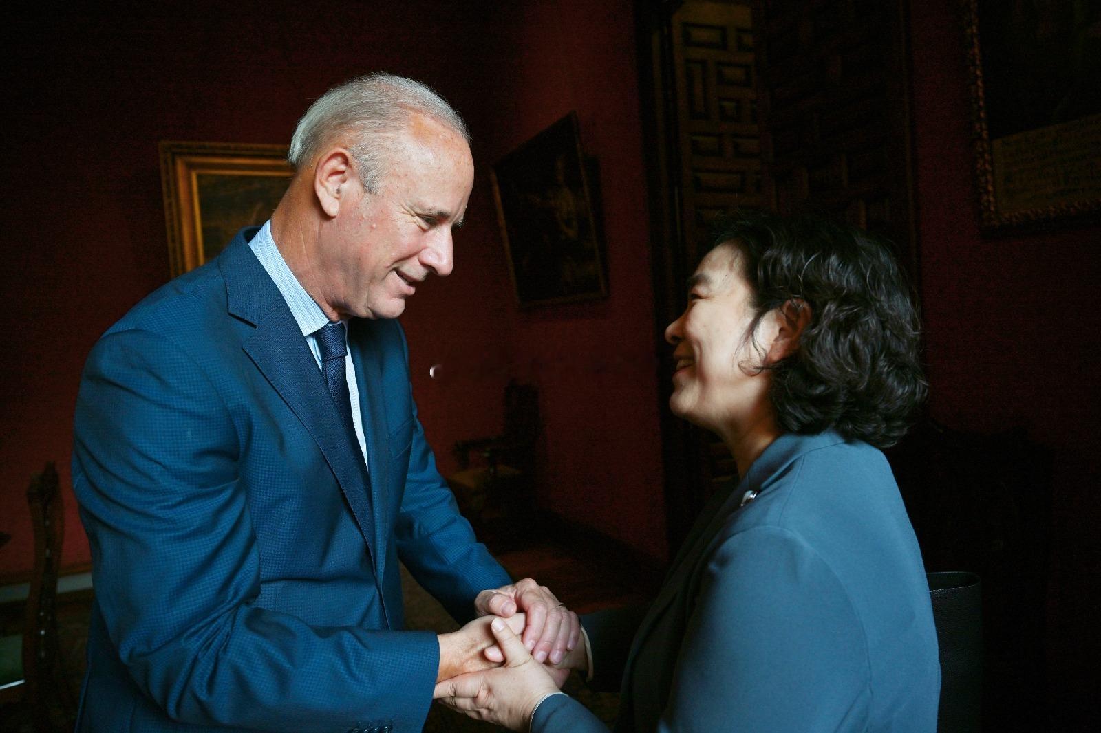 2月23日据外媒报道，中国外交部部长助理华春莹会见秘鲁外交部长哈维尔·冈萨雷斯-