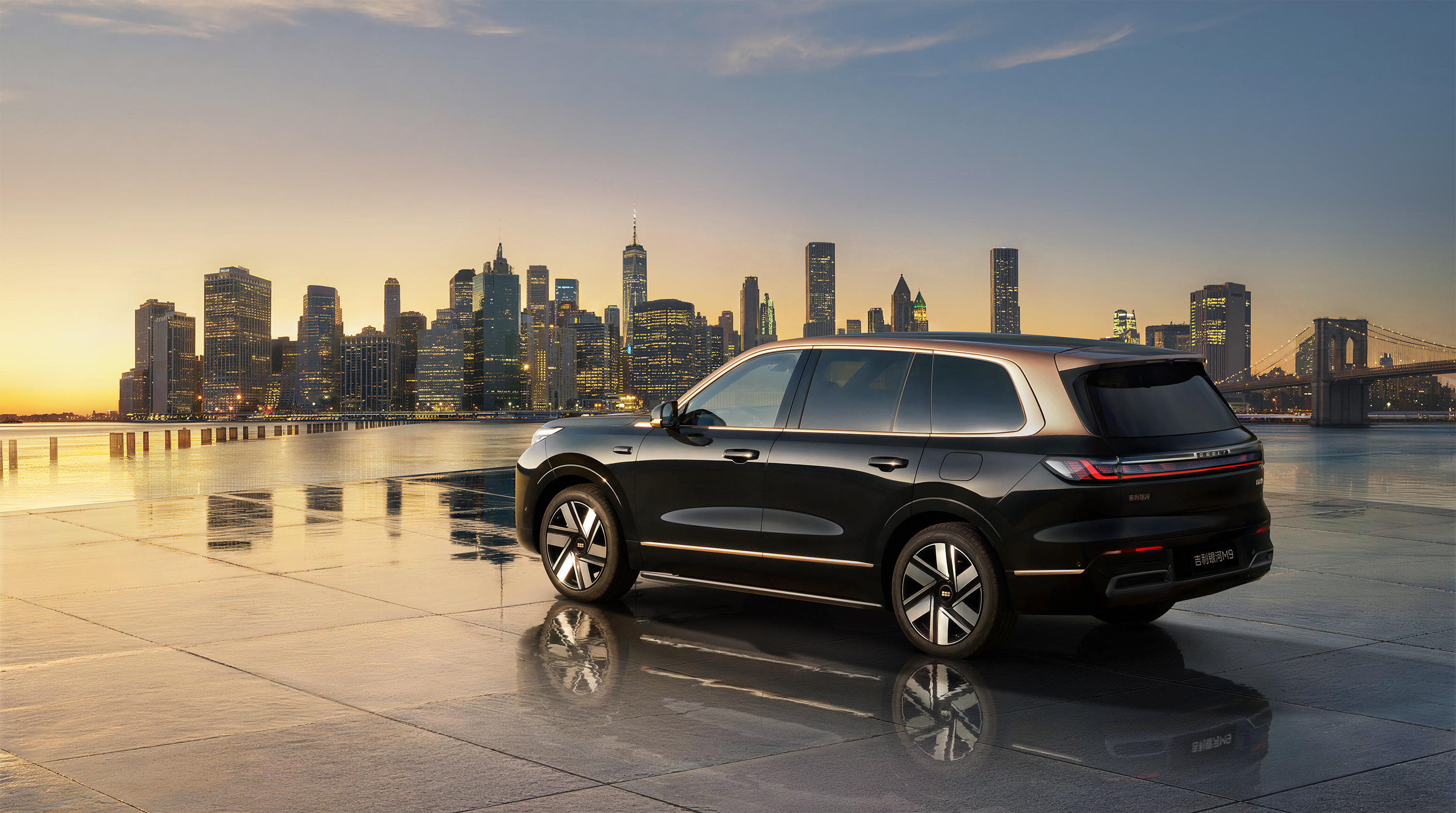 吉利银河M9黑金智曜版限时先享价25.98万元采用黑金双拼外观配色，搭配定制鎏金