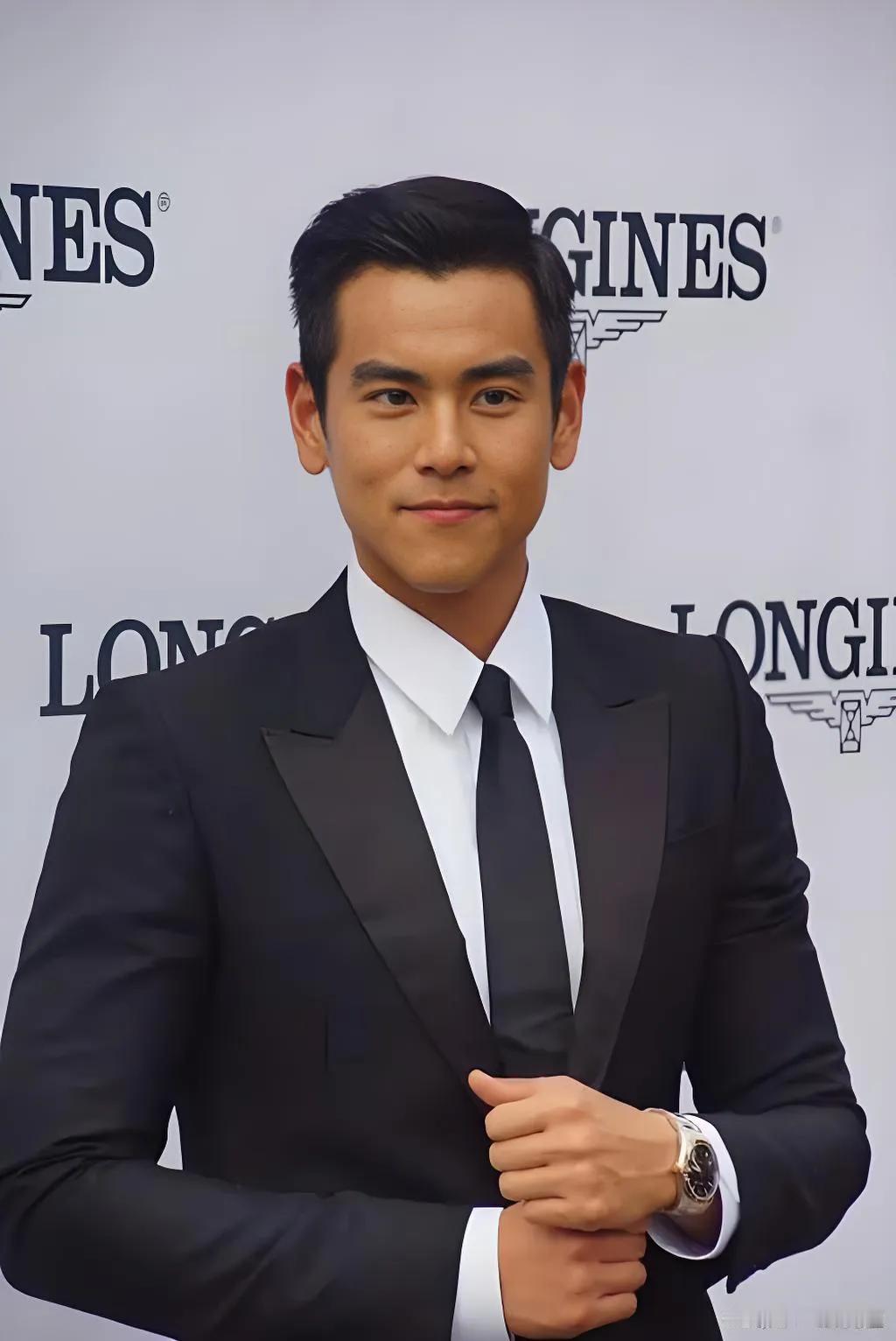 彭于晏
连抬头纹都帅的男人，
简直就是帅到骨子里！
这颜值，这身材，放叔圈那是杠