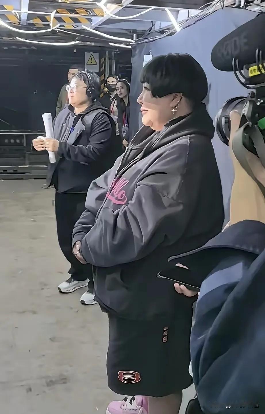 西安演唱会的掌声还没散尽，岳云鹏刚迈下升降台，瞥见后台那个熟悉的身影，眼泪唰地就