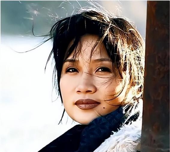 [微风]2000年，姜昆在国外遇到李娜，那时，李娜穿着法衣，早已削发为尼，姜昆看