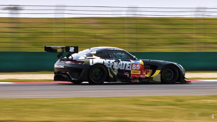 王一博沉着应对疾驰入弯疾驰入弯的帅气谁能扛得住！王一博全程沉着冷静，任凭风啸耳畔