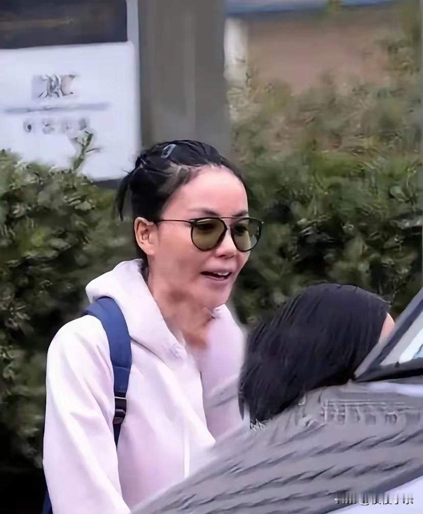 这是王菲吗？怎么突然变得这么显老啊，瘦得有点吓人，简直夸张得离谱！[思考][思考