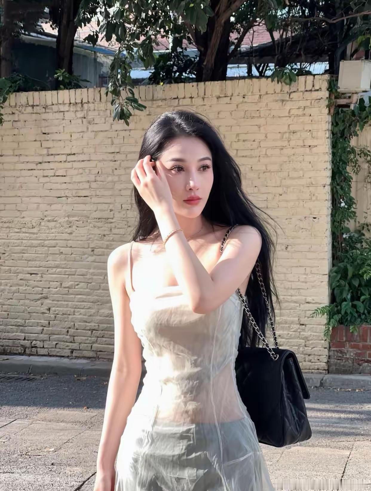 是不是每个人心中都有一个白月光？刚工作那会儿，在国企里面，农村娃刚从学校出来，没