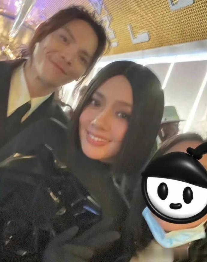 网友晒与郭碧婷和向佐的合照，感觉比红毯照好看多了，最起码看上去像郭碧婷了。