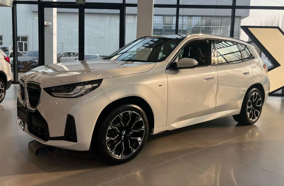 宝马X3的整个外观整体来说还是比较耐看的，但是我觉得侧面的腰线要小小吐槽下，没有